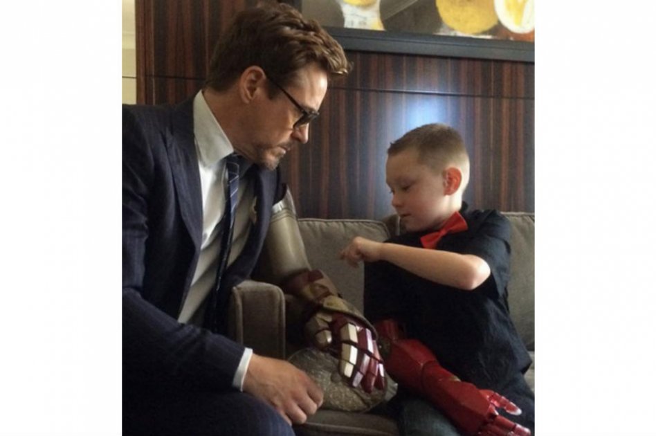 Robert Downey Jr. le regaló a un niño sin brazo una prótesis biónica igual a la de Iron Man