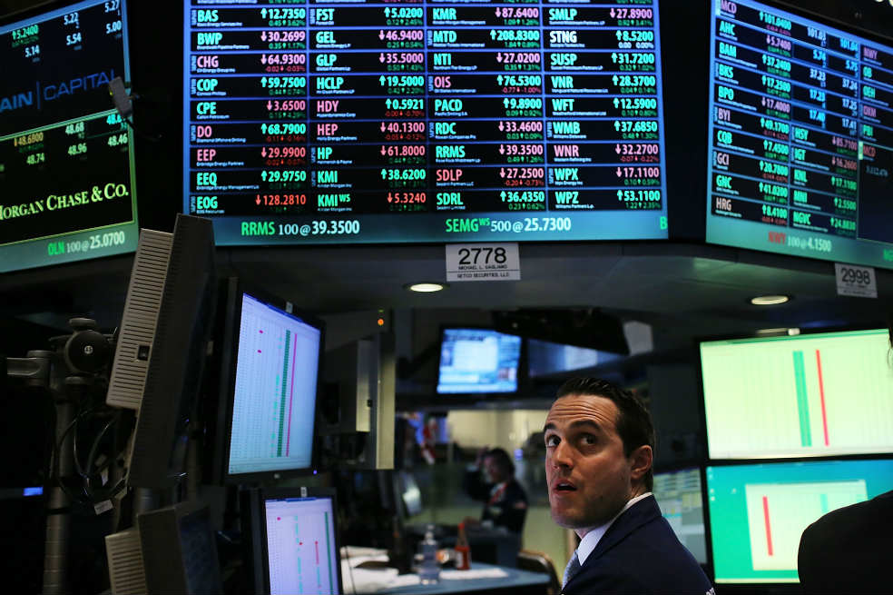 Sorpresas impulsan a Wall Street