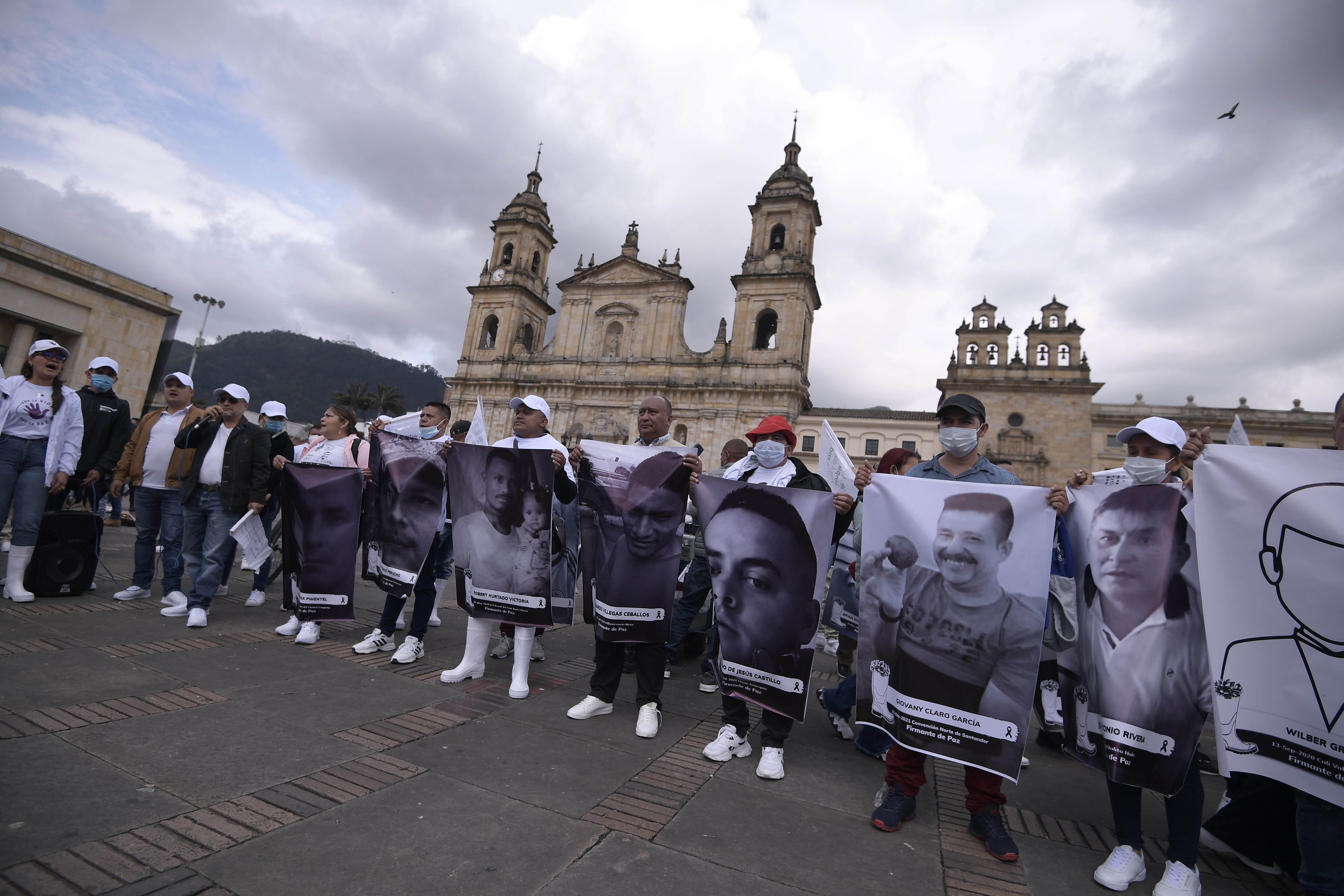Este 7 de marzo, excombatientes de las Farc provenientes de distintas regiones del país convocaron una peregrinación en Bogotá para rechazar los asesinatos y amenazas en su contra. A la fecha, son alrededor de 300 firmantes del Acuerdo de Paz asesinados. Los manifestantes se concentraron en el Planetario Distrital y avanzaron hasta la Plaza de Bolívar.