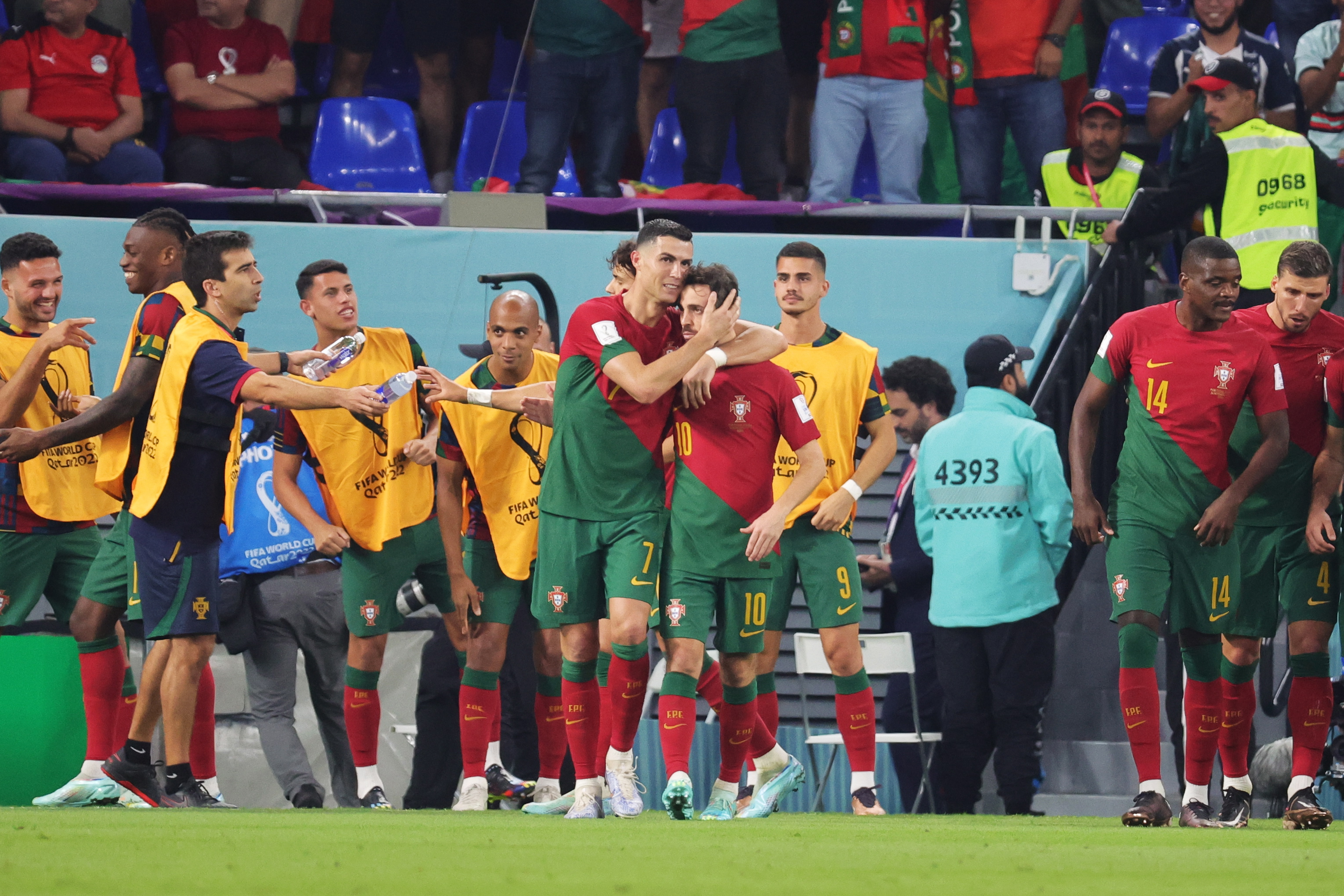 Doha (Qatar), 24/11/2022.- Cristiano Ronaldo of Portugal celebrates with teammates after scoring the 1-0 goal from the penalty spot during the FIFA World Cup 2022 group H soccer match between Portugal and Ghana at Stadium 947 in Doha, Qatar, 24 November 2022. (Mundial de Fútbol, Catar) EFE/EPA/Abir Sultan