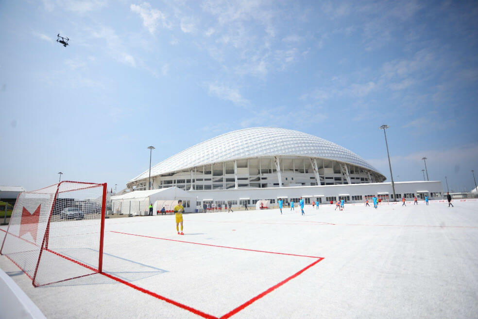 Construyen campo de fútbol de plástico con la basura del Mundial de Rusia