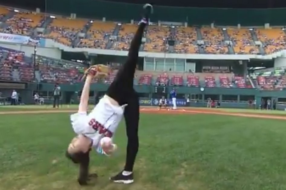 Acrobático lanzamiento en el béisbol surcoreano