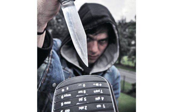 Dos años de cárcel para jóvenes que robaron celular e hirieron a hombre en Bogotá