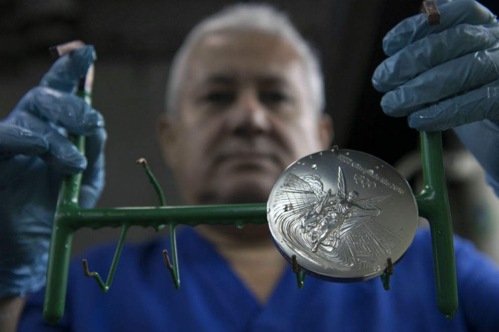Así fabrican las medallas que se entregarán en Juegos Olímpicos de Rio-2016