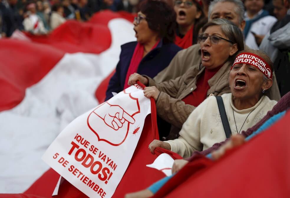 Miles de peruanos marchan para exigir adelanto de elecciones
