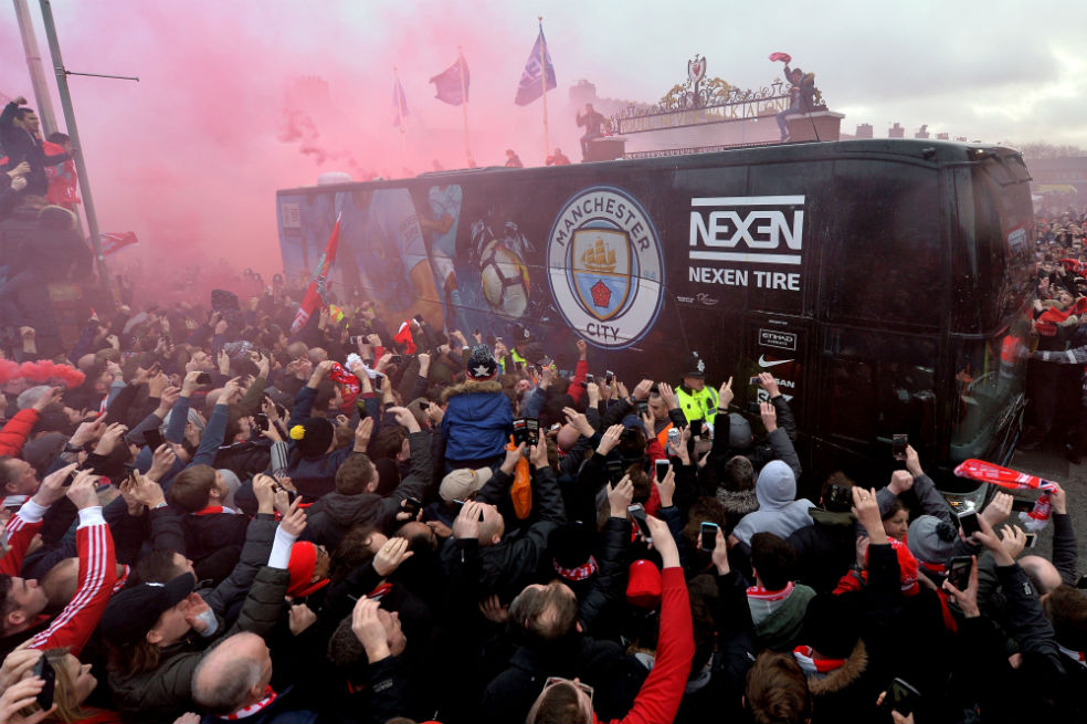 Aficionados del Liverpool destrozan el autobús del Manchester City