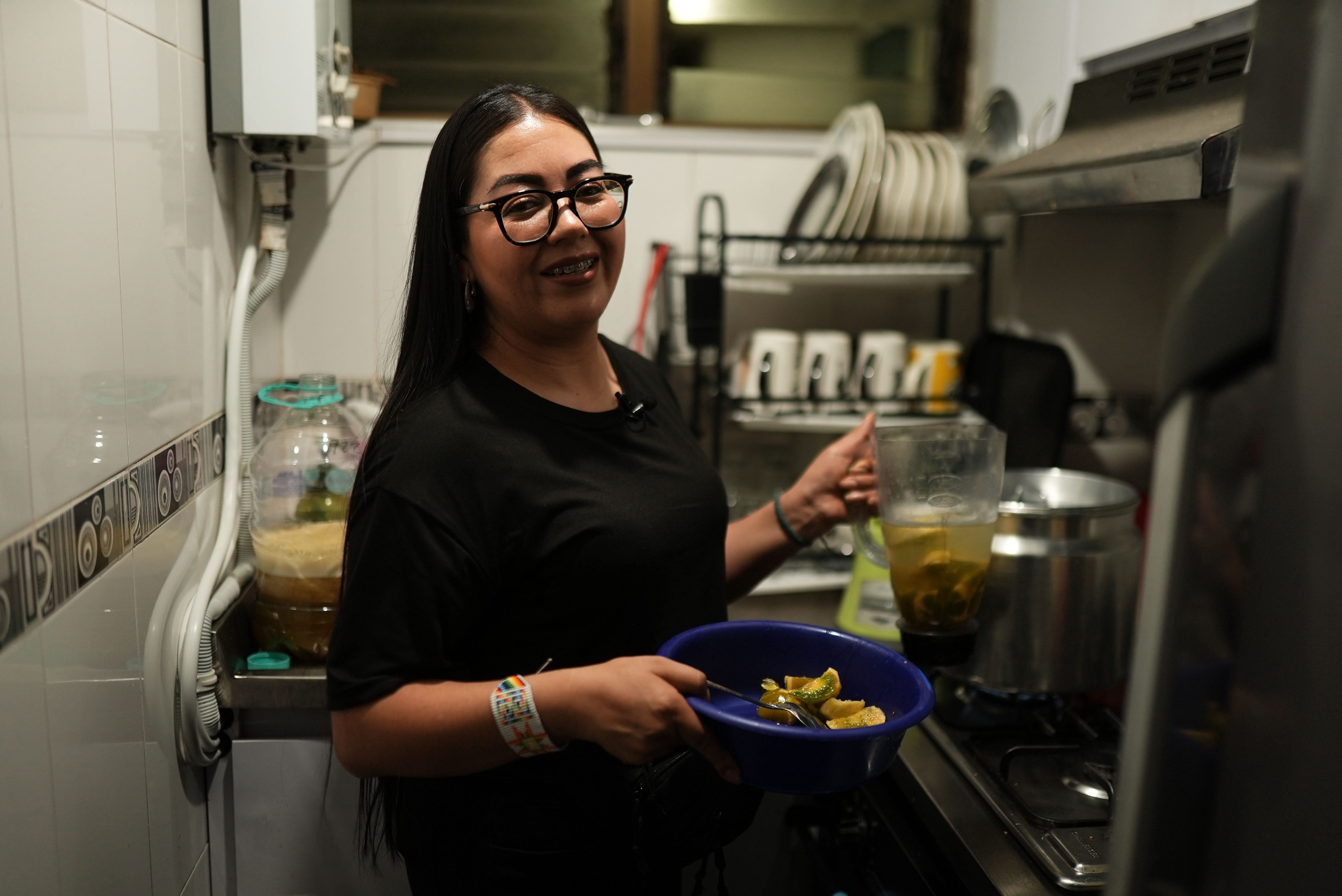 Karina haciendo el hervido nariñense en la cocina de su casa.