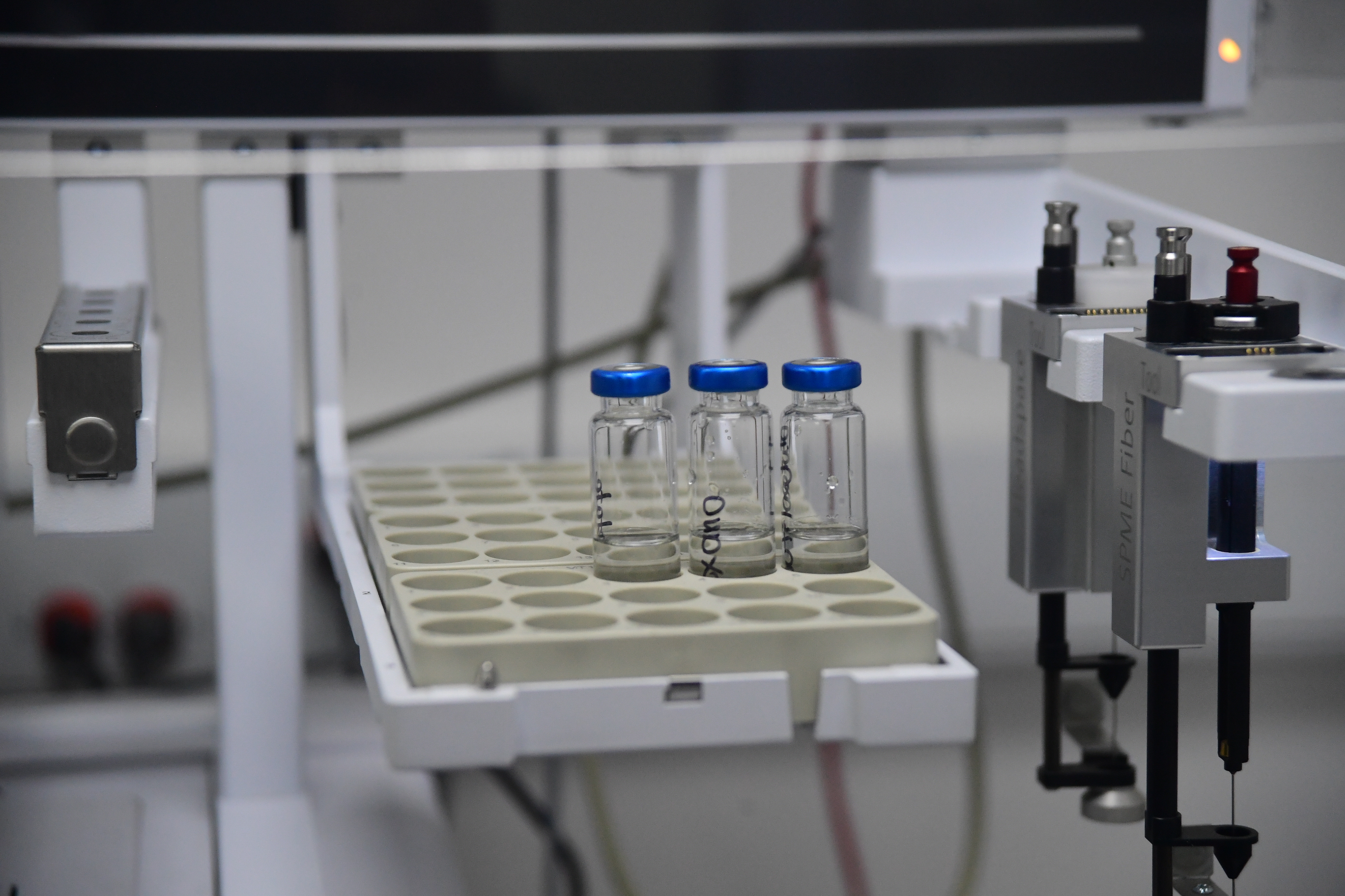 Proceso de análisis del opioide sintético fentanilo realizado por científicos de la Dirección de Antinarcóticos de Colombia en su laboratorio químico de investigación.