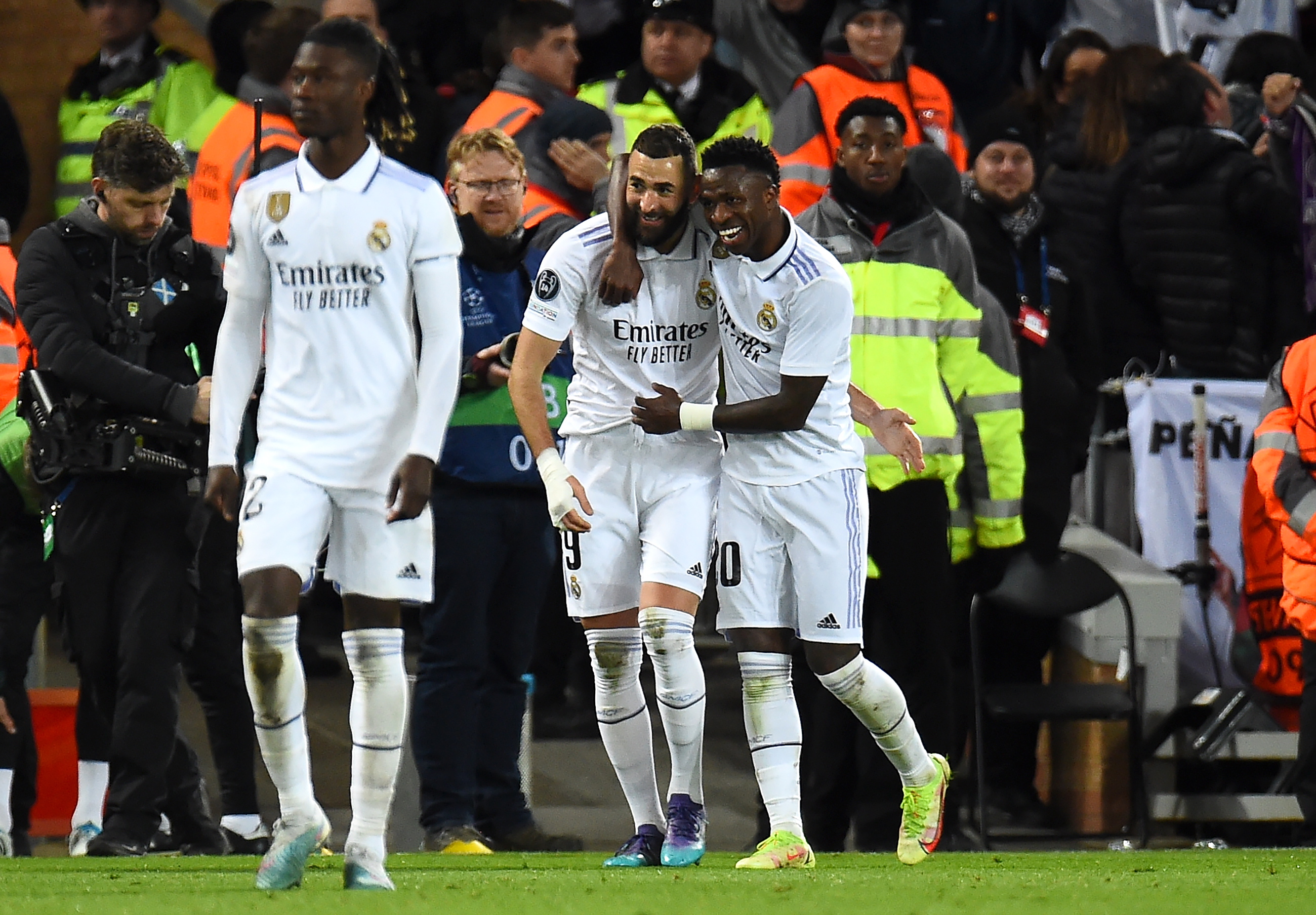 Con dobletes de Vinícius y Benzema, Real Madrid remontó su duelo contra Liverpool