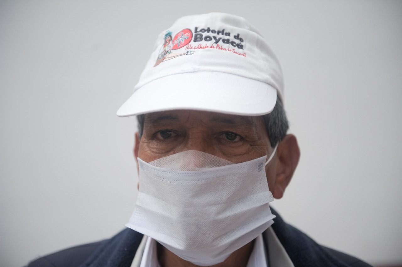Manuel Cabrera es oriundo de Caquetá, llegó a Boyacá hace 20 años y desde entonces vende lotería.