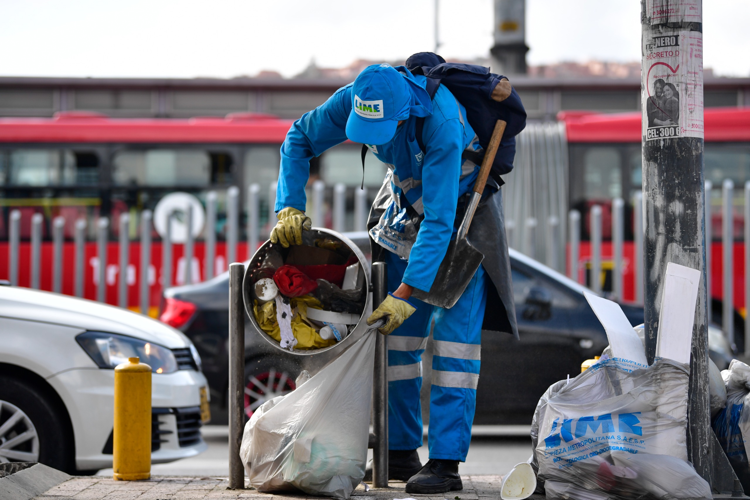 En su trabajo, José debe vaciar todas las canecas de basura y levantar los residuos que quedan por fuera.