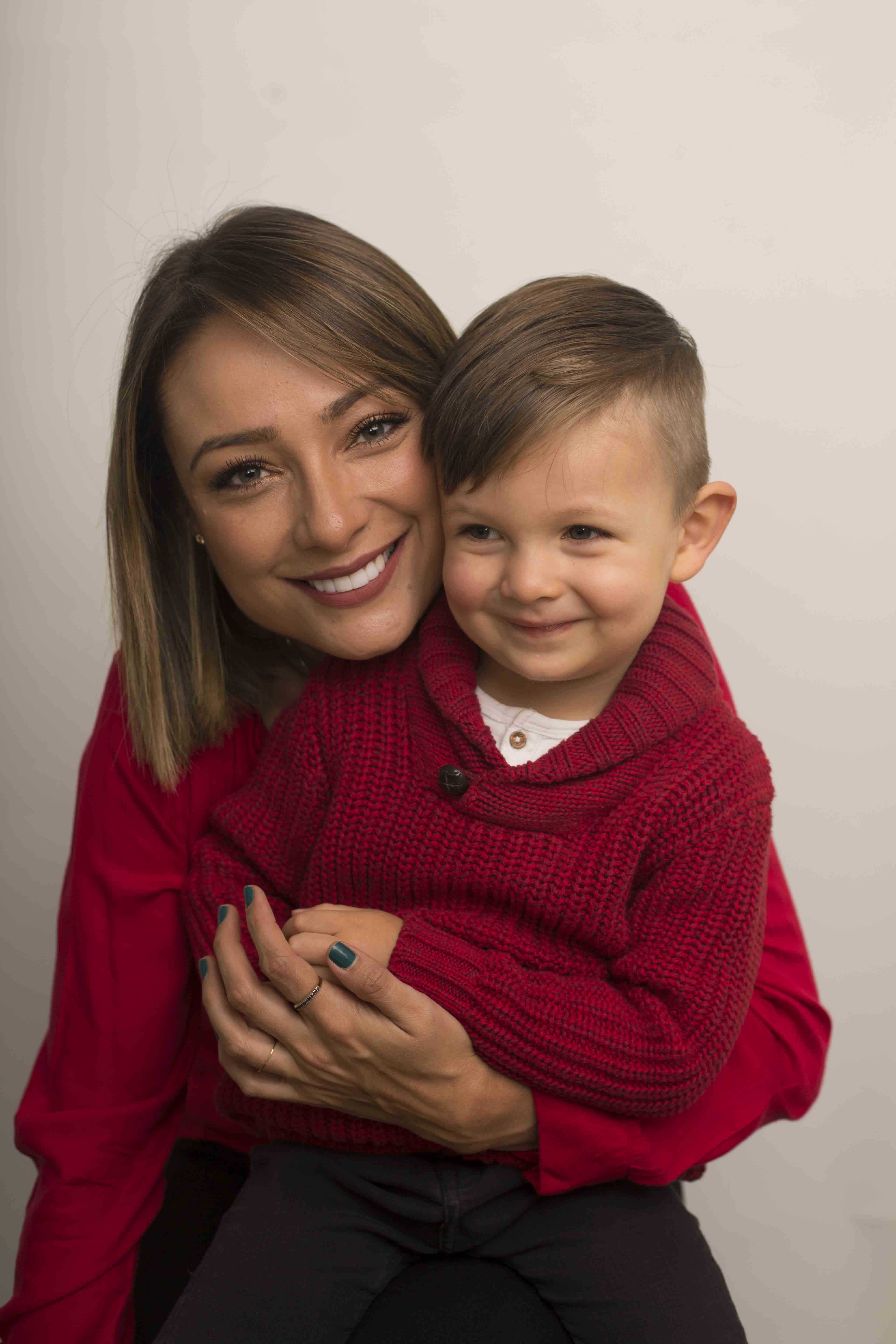 Amor y pura felicidad: Mónica JaramilloPara Mónica Jaramillo, ser mamá es reinventarse todo el tiempo. Es un descubrimiento diario junto a su hijo Joaquín, de 4 años. Es apropiarse de la vida y darse cuenta de que se puede con todo. La relación de los dos es una fantasía. Juegan, se ríen, se acompañan y se cuidan. “Con Joaquín me siento segura. Estar a su lado me da una especie de poder que me hace muy fuerte. Soy alcahueta, consentidora, juguetona”.