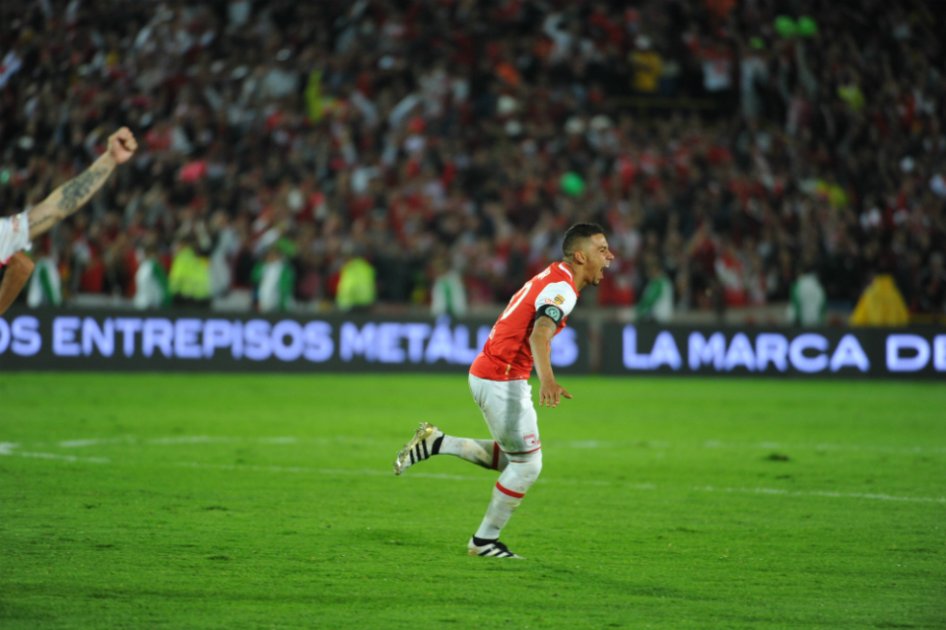 El volante de Santa Fe, Yeison Gordillo, celebra el segundo gol cardenal, este sábado en El Campín contra el Medellín. / Gustavo Torrijos - El Espectador