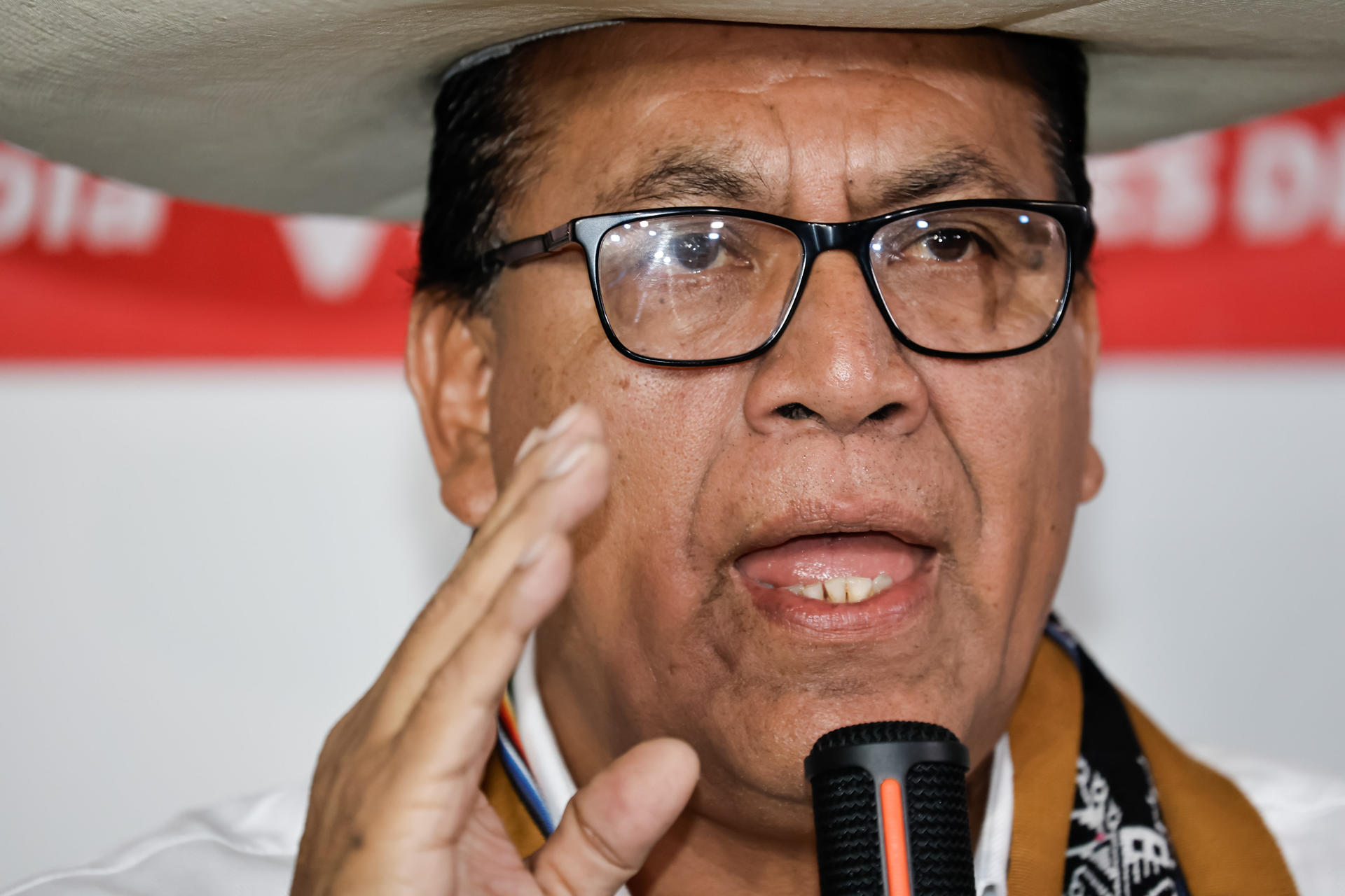 AME2173. LIMA (PERÚ), 18/06/2026.- El candidato izquierdista Roberto Sánchez, habla en una rueda de prensa este jueves, en Lima (Perú). Sánchez, que está cerca de perder la segunda vuelta de las elecciones presidenciales con la derechista Keiko Fujimori por una ajustada diferencia, afirmó que la elección no ha concluido y anticipó que se unirá a la movilización convocada para este viernes en Lima, en "defensa del voto popular" y de unos resultados con "cero controversias". EFE/ STR