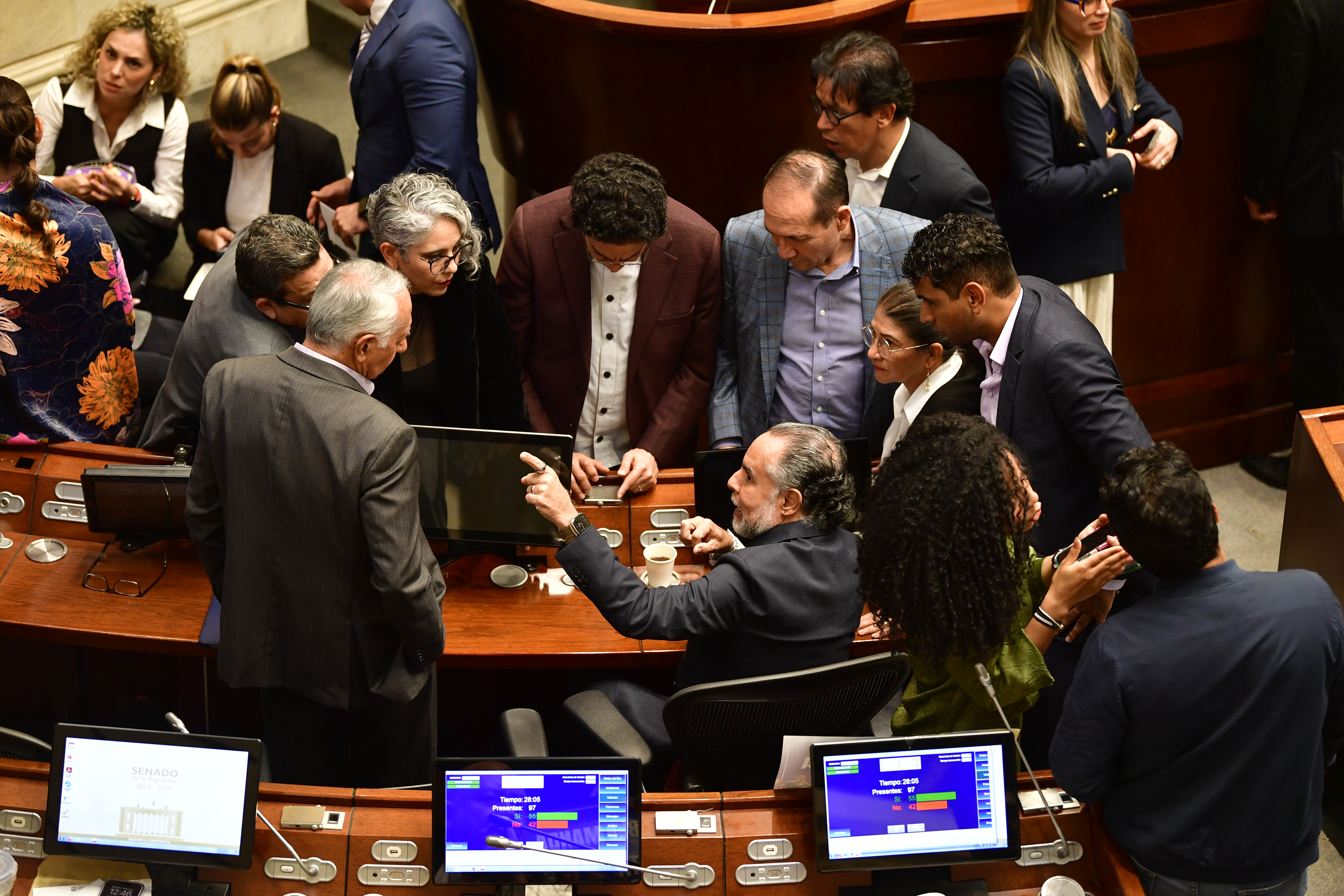 Ministro del interior durante la sesión de la Consulta popular hundida en el Congreso de la República