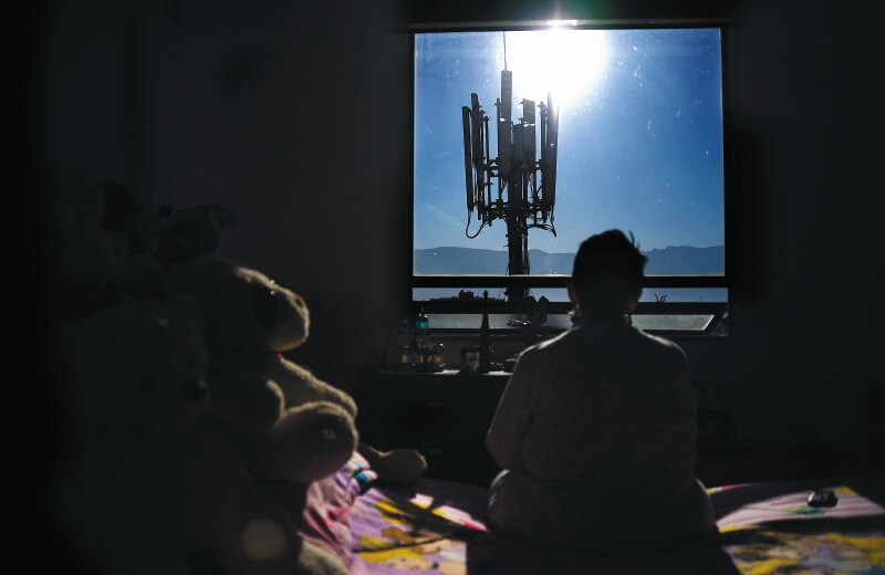 Por vivir cerca de una antena, dicen ver hasta pequeños rayos