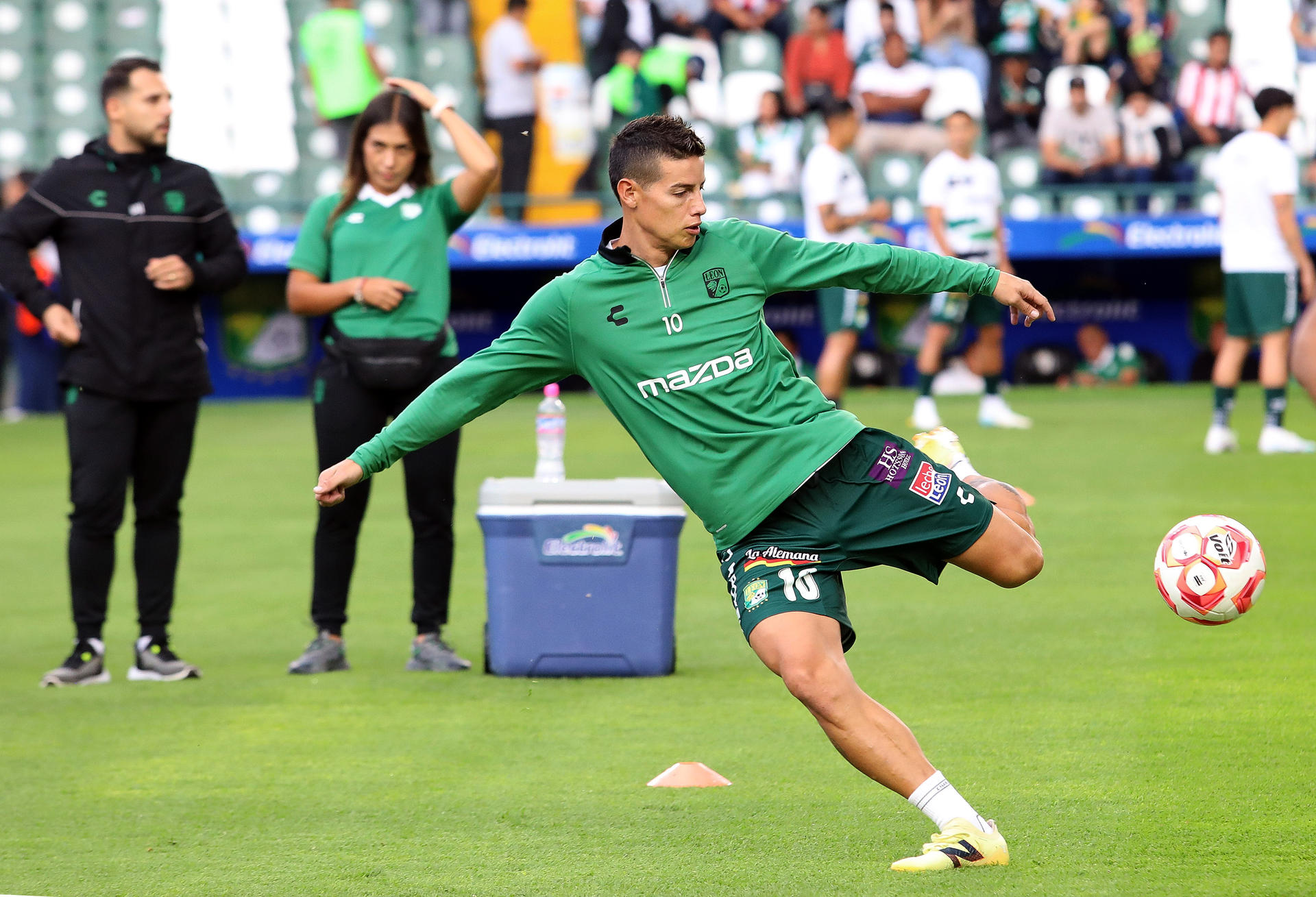 MEX8192. LEÓN (MÉXICO), 19/07/2025.- James Rodríguez de León realiza el calentamiento este sábado, previo a un partido del torneo Apertura 2025 de la Liga MX, en el estadio León en Guanajuato (México). EFE/Luis Ramírez