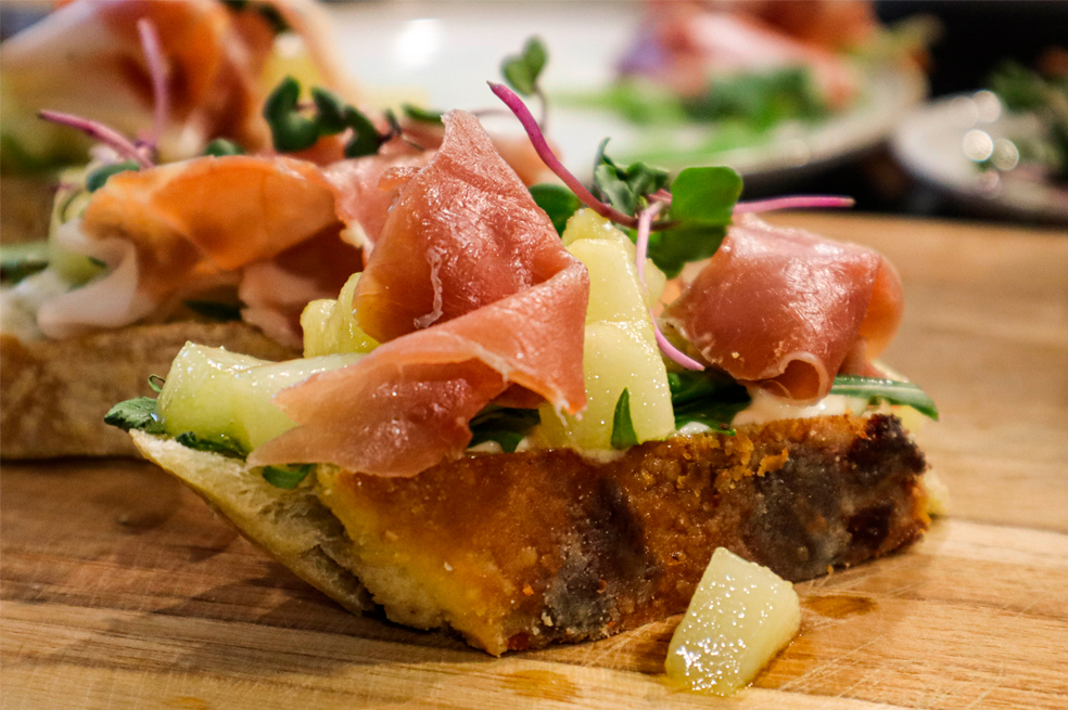 Receta de queso: Bruschetta con crema de queso de cabra y peras glaciadas