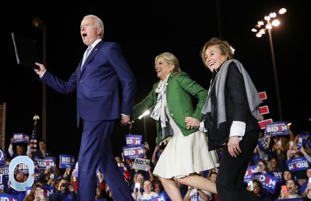 LOS ANGELES, CALIFORNIA - MARCH 03: Democratic presidential candidate former Vice President Joe Biden (L) arrives with wife Jill (C) and sister Valerie (R) at a Super Tuesday campaign event at Baldwin Hills Recreation Center on March 3, 2020 in Los Angeles, California. Biden is hoping his make-or-break victory in the South Carolina primary has influenced Super Tuesday voters to lean toward him.   Mario Tama/Getty Images/AFP