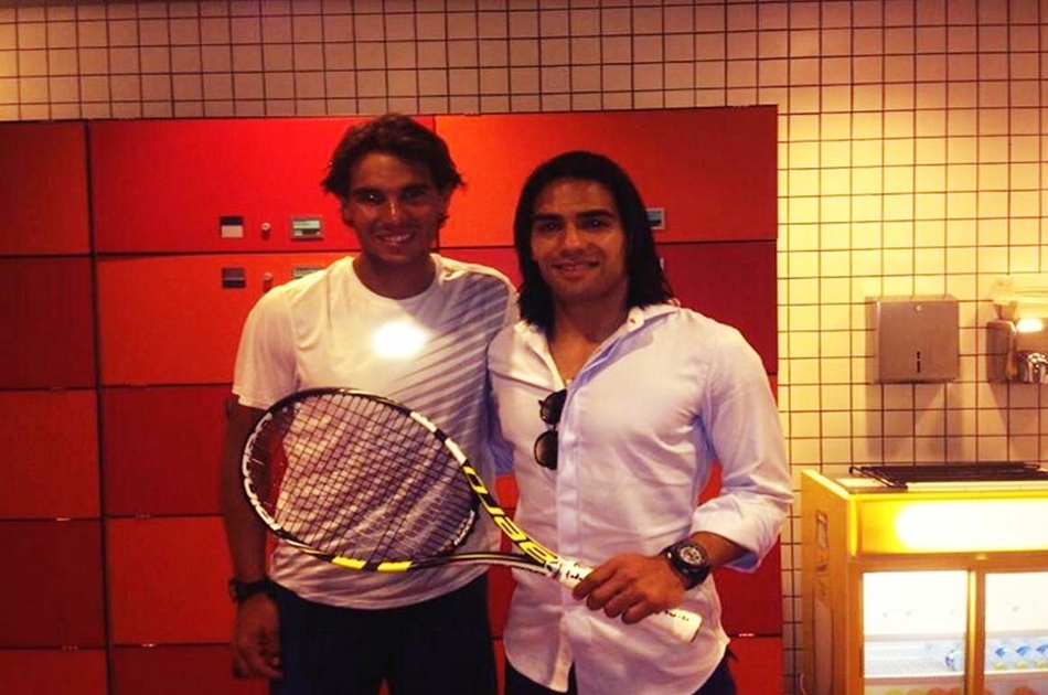 Rafael Nadal le regaló a Falcao la raqueta con la que eliminó a Ferrer en Madrid