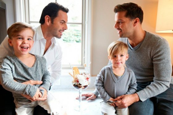 Ricky Martin con sus mellizos Matteo y Valentino y con Carlos González Abella, su pareja.