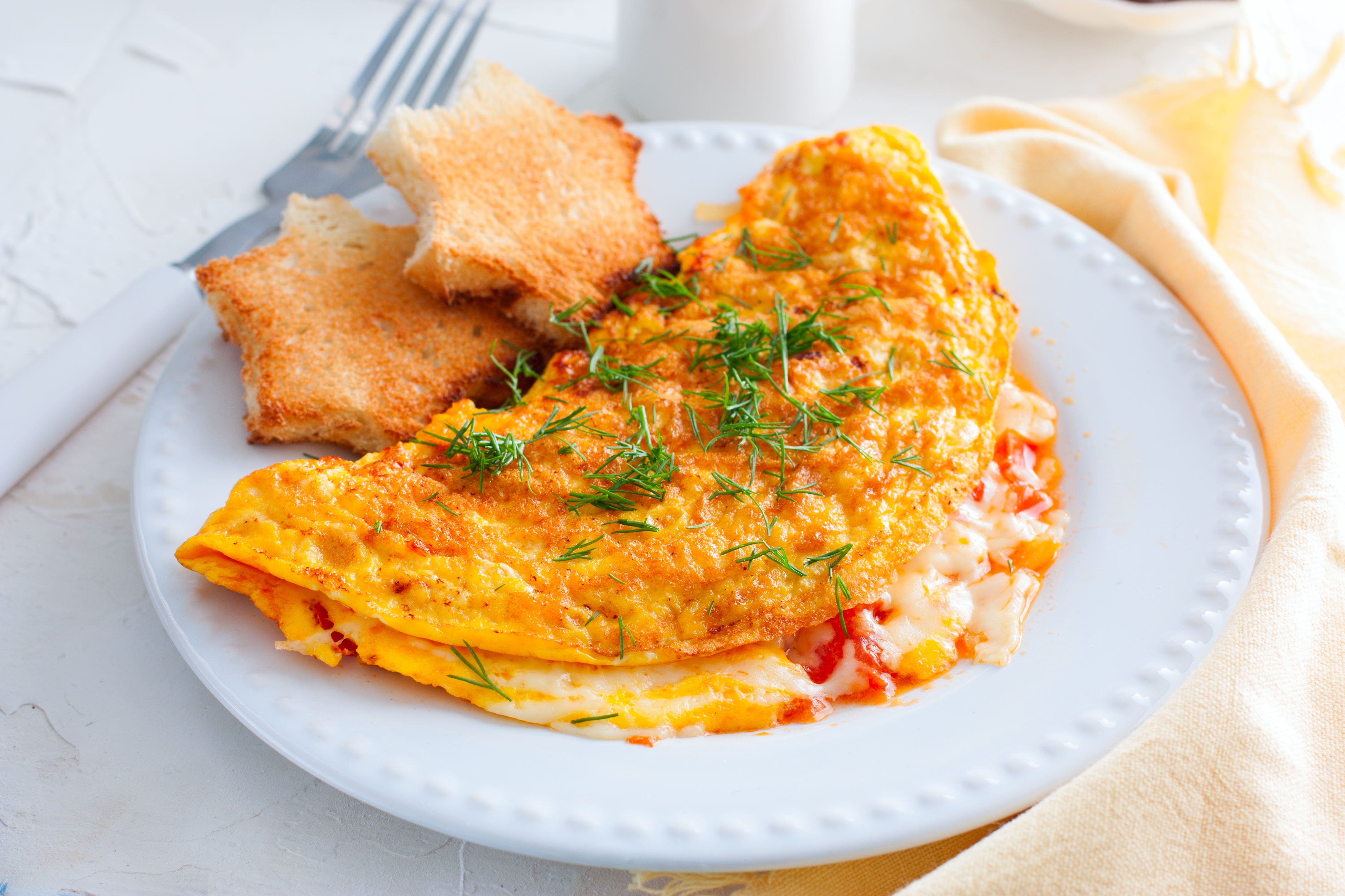 ¡A desayunar! Así se preparan las tortillas con queso, jamón y tomate