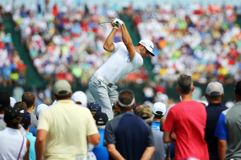 Dustin Johnson en el tee del sexto hoyo / AFP