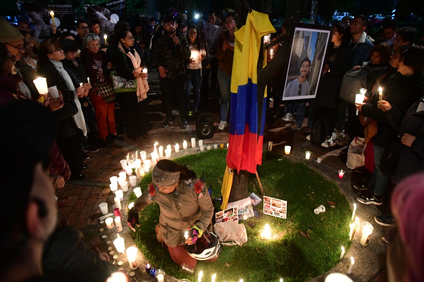 Con un círculo de velas, un retrato y una bandera de Colombia, los participantes pidieron justicia para su caso.