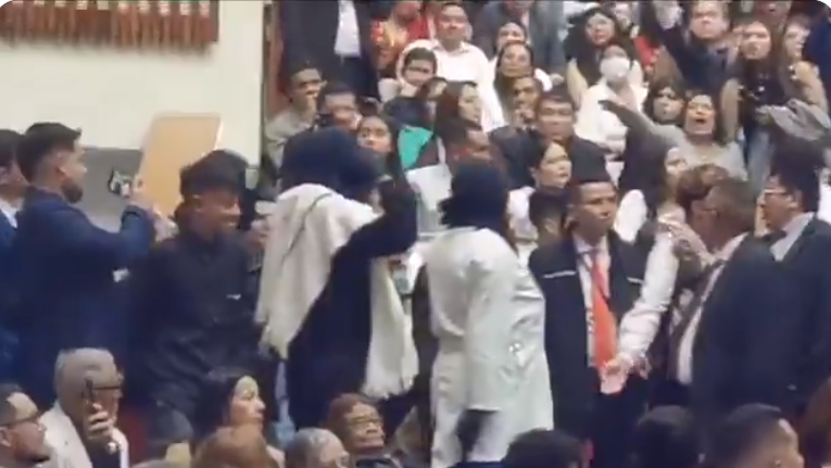 Video: con abucheos fueron expulsados encapuchados durante grados en U. Nacional
