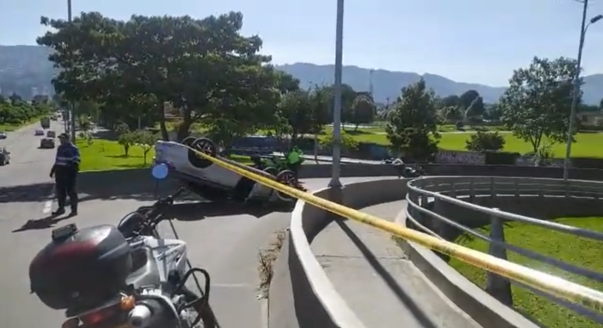 Accidente en Bogotá: vehículo se volcó en puente sobre la Autopista Norte