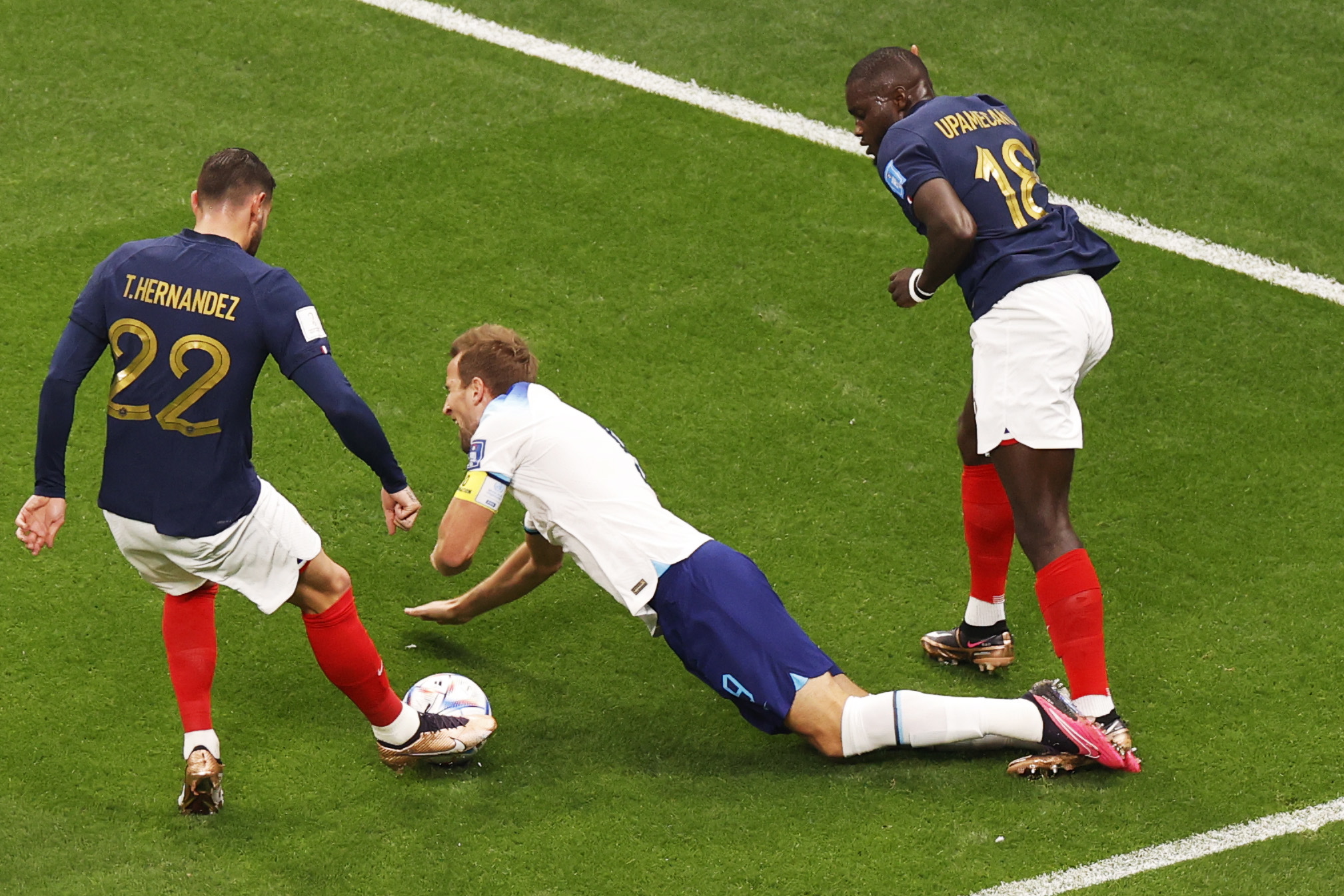 Al Khor (Qatar), 10/12/2022.- Dayot Upamecano (R) of France tackles Harry Kane of England during the FIFA World Cup 2022 quarter final soccer match between England and France at Al Bayt Stadium in Al Khor, Qatar, 10 December 2022. (Mundial de Fútbol, Francia, Catar) EFE/EPA/Rungroj Yongrit