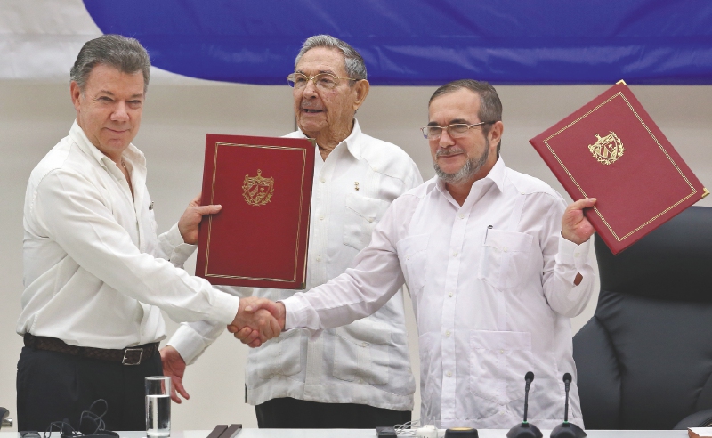 El expresidente Juan Manuel Santos y Rodrigo Londoño en la firma del Acuerdo de Paz con las FARC en 2016. EFE/