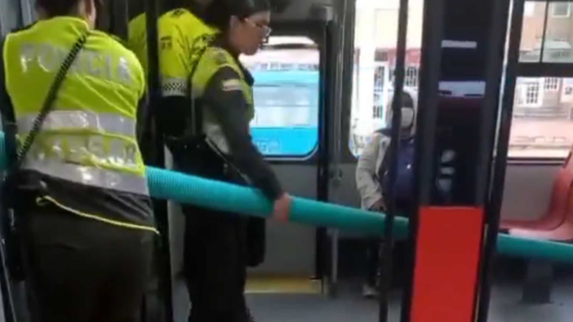 Policía no permitió que hombre entrara con un tubo gigante a TM: esto pasó