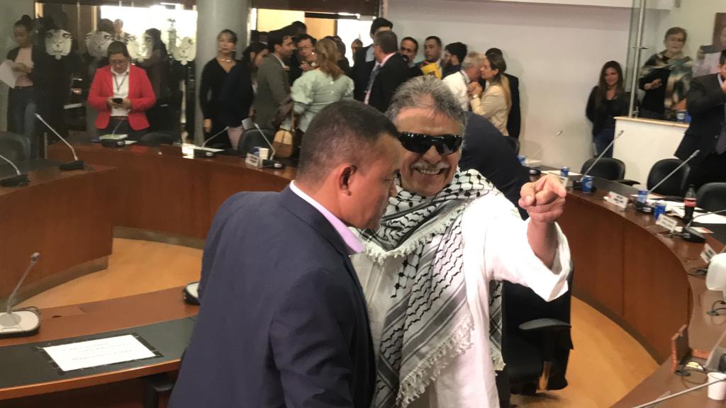 "Fuera Santrich"De igual forma ocurrió en la plenaria de la Cámara. Alas 4:40 de la tarde, cuando “Santrich” arribó al recinto, el legislador Cristian Garcés, del Centro Democrático, leyó en el estrado un comunicado de rechazo por parte de su bancada. En el revuelvo de ese momento, se unieron a la manifestación los conservadores, los de la U, de Cambio Radical y del partido Colombia Justas-libre.