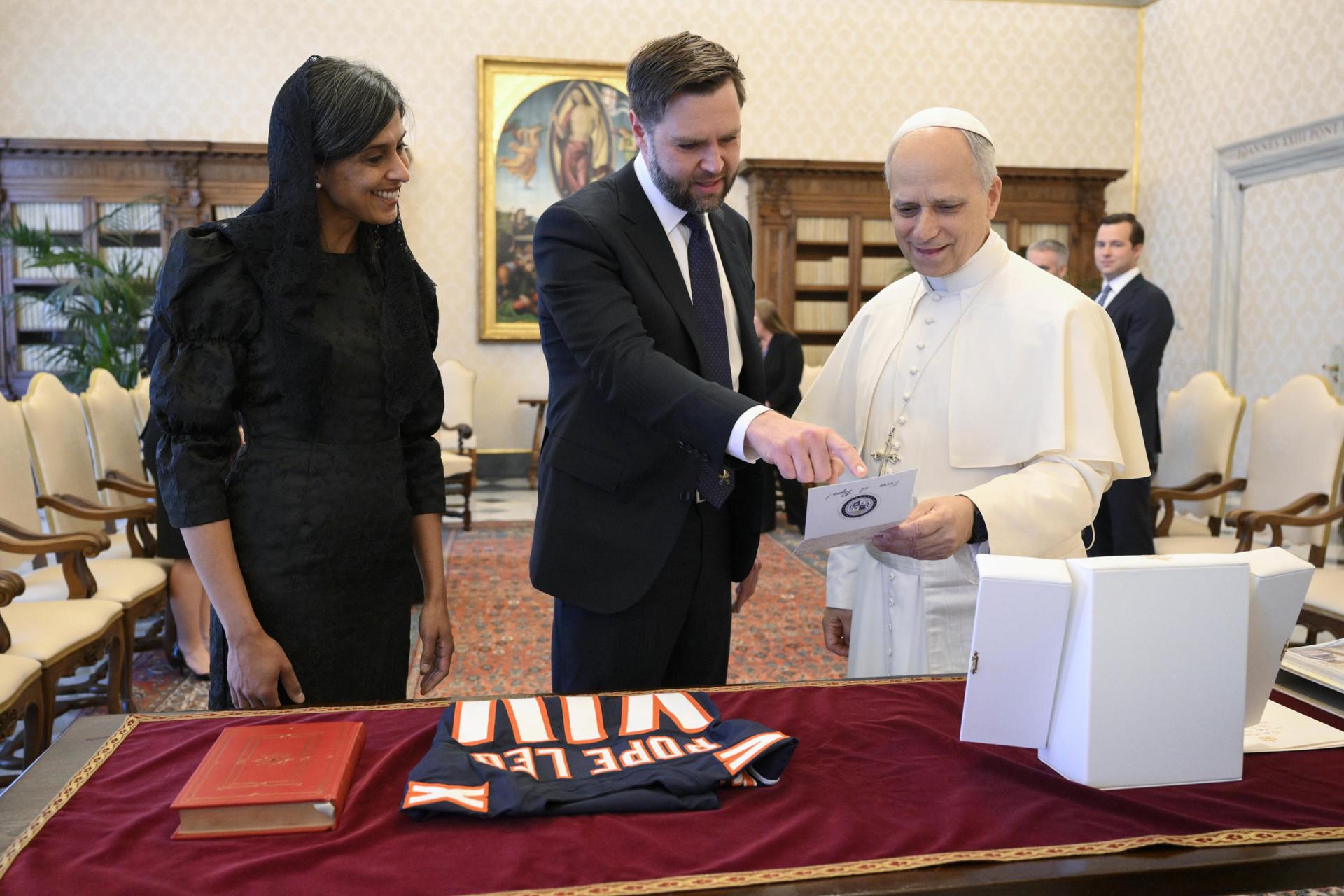 VATICAN CITY (Vatican City State (Holy See)), 19/05/2025.- A handout picture provided by the Vatican Media shows US Vice President JD Vance and his wife Usha Vance with Pope Leo XIV during their meeting in the Vatican, May 19, 2025. (Papa) EFE/EPA/VATICAN MEDIA HANDOUT HANDOUT EDITORIAL USE ONLY/NO SALES
