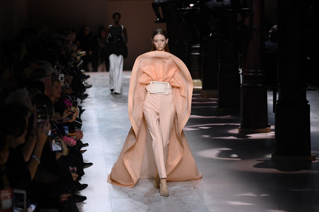 Givenchy escribe en París una carta de amor a la alta costura