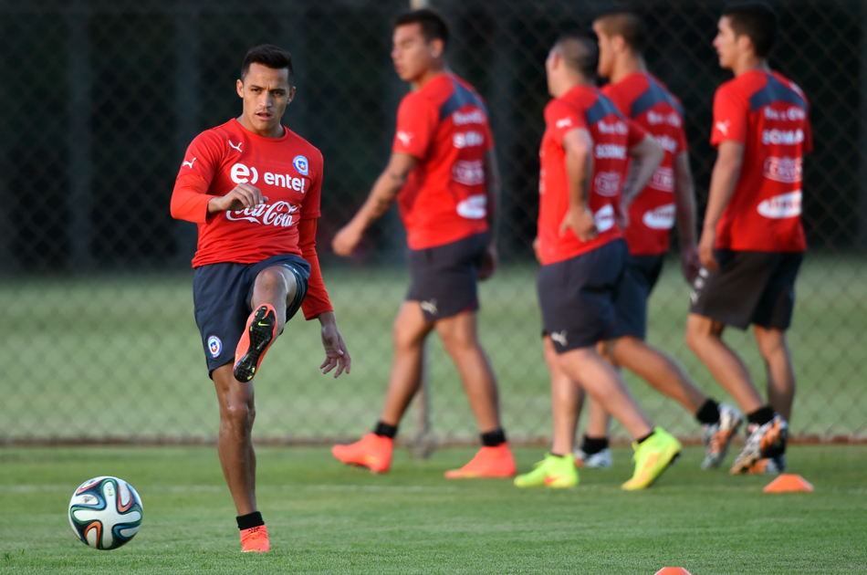 Chile se entrena con toda su plantilla previo al partido contra España