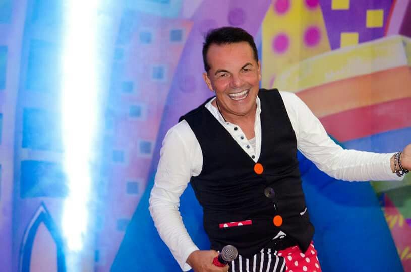Aunque ya no está en la pantalla, el presentador y comediante se reinventó. A los 60 años incursiona en las redes sociales como tiktoker, es conferencista, humorólogo y empresario. Reveló a Vea detalles de su nueva vida.
