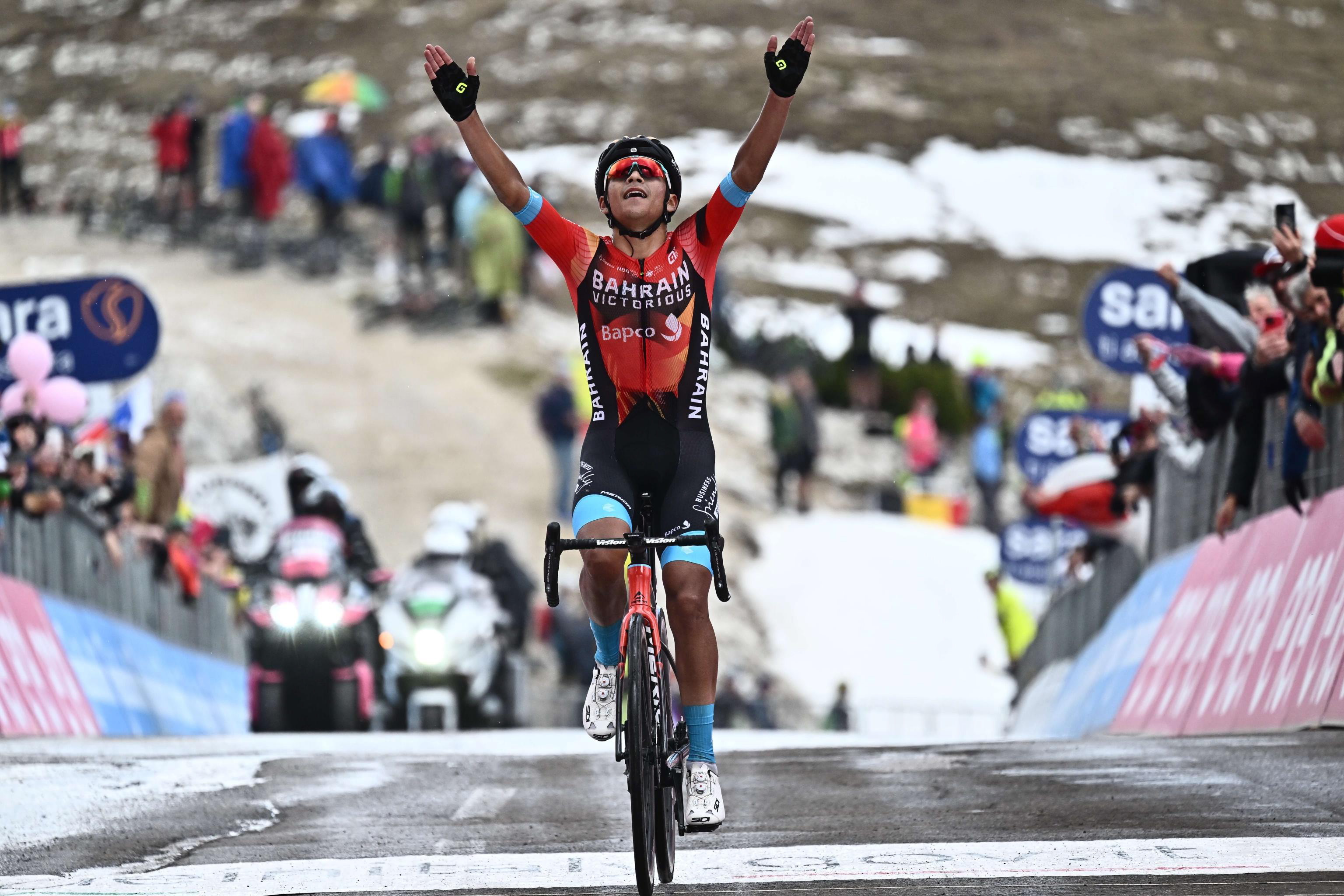 Longarone (Italia), 26/05/2023.- El ciclista colombiano Santiago Buitrago Sánchez, del equipo Bahrein Victorious, entra ganador en la meta de la 19ª etapa del Giro d'Italia 2023, de 183 km de recorrido entre Longarone y Tre Cime di Lavaredo, Italia, este viernes.- EFE/LUCA ZENNARO