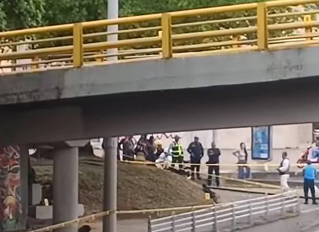 Un motociclista murió tras perder el control y caer de un puente en Cali