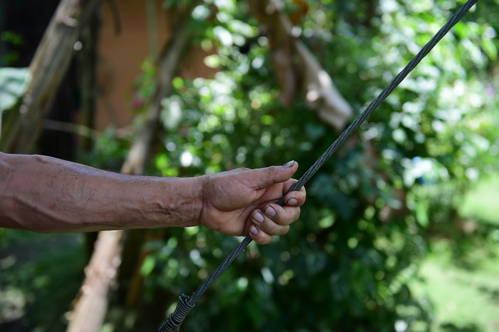 Diversos postes de energía en la zona son sostenidos con cables metálicos para evitar su caída.