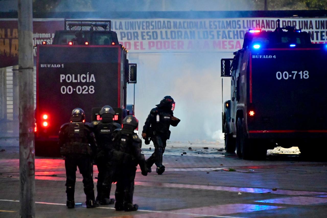 “Muchos de estos actos buscan provocar una respuesta de la fuerza pública que podría derivar en situaciones aún más delicadas”, señaló el secretario. “El Distrito seguirá actuando con responsabilidad y bajo el principio de proporcionalidad. En este contexto electoral, nuestra prioridad es proteger la vida y la integridad de todas y todos, sin distinción", señaló Gustavo Quintero.