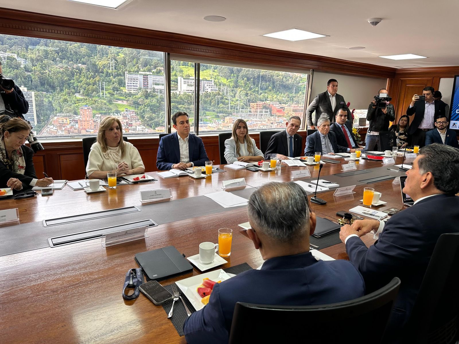Tensión por orden público se suma a fractura entre Gobierno y oposición por consulta