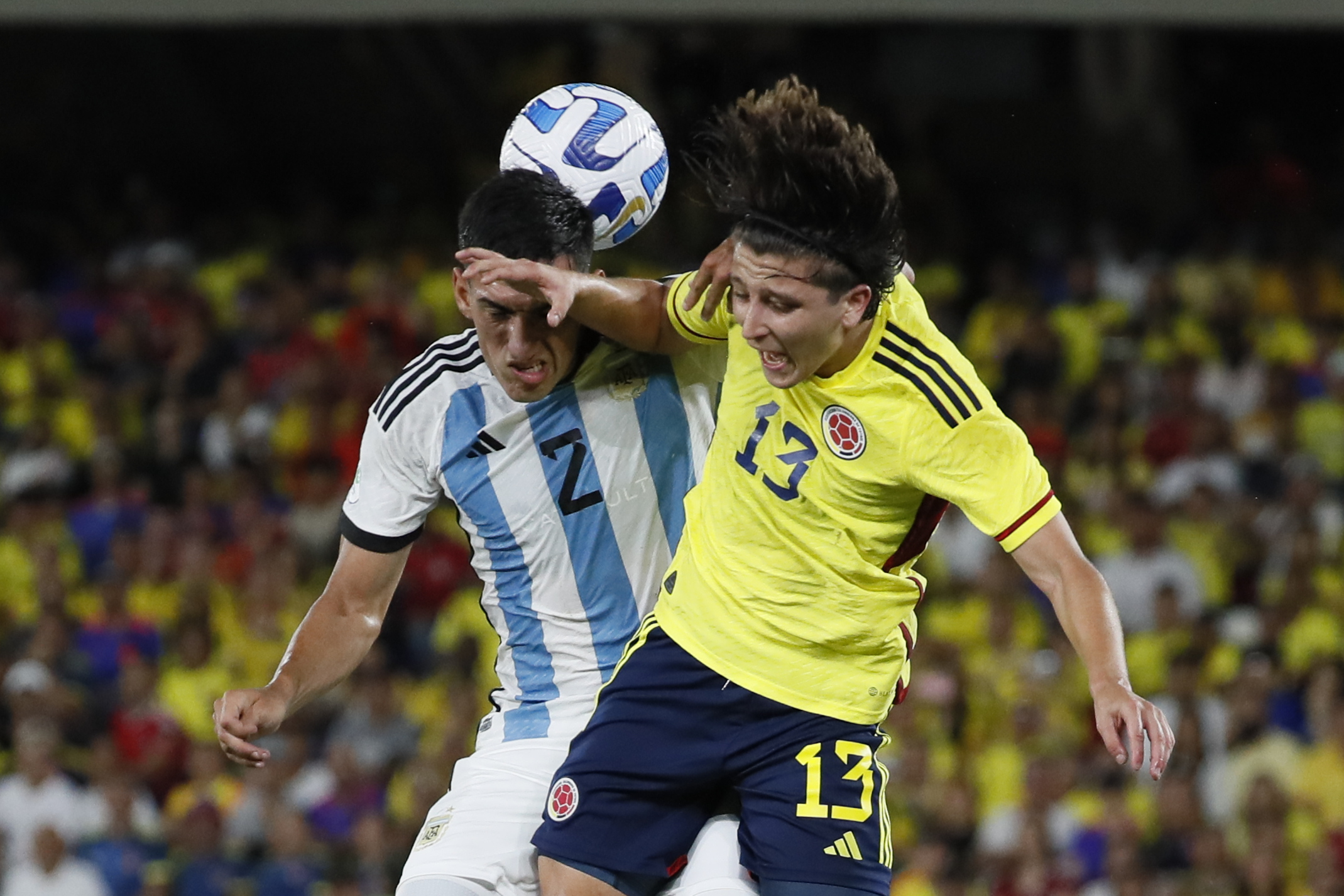 AMDEP667. CALI (COLOMBIA), 27/01/2023.- Juan Castilla (d) de Colombia disputa un balón con Lautaro Di Lollo de Argentina hoy, en un partido de la fase de grupos del Campeonato Sudamericano Sub'20 entre las selecciones de Colombia y Argentina en el estadio Pascual Guerrero en Cali (Colombia). EFE/ Carlos Ortega