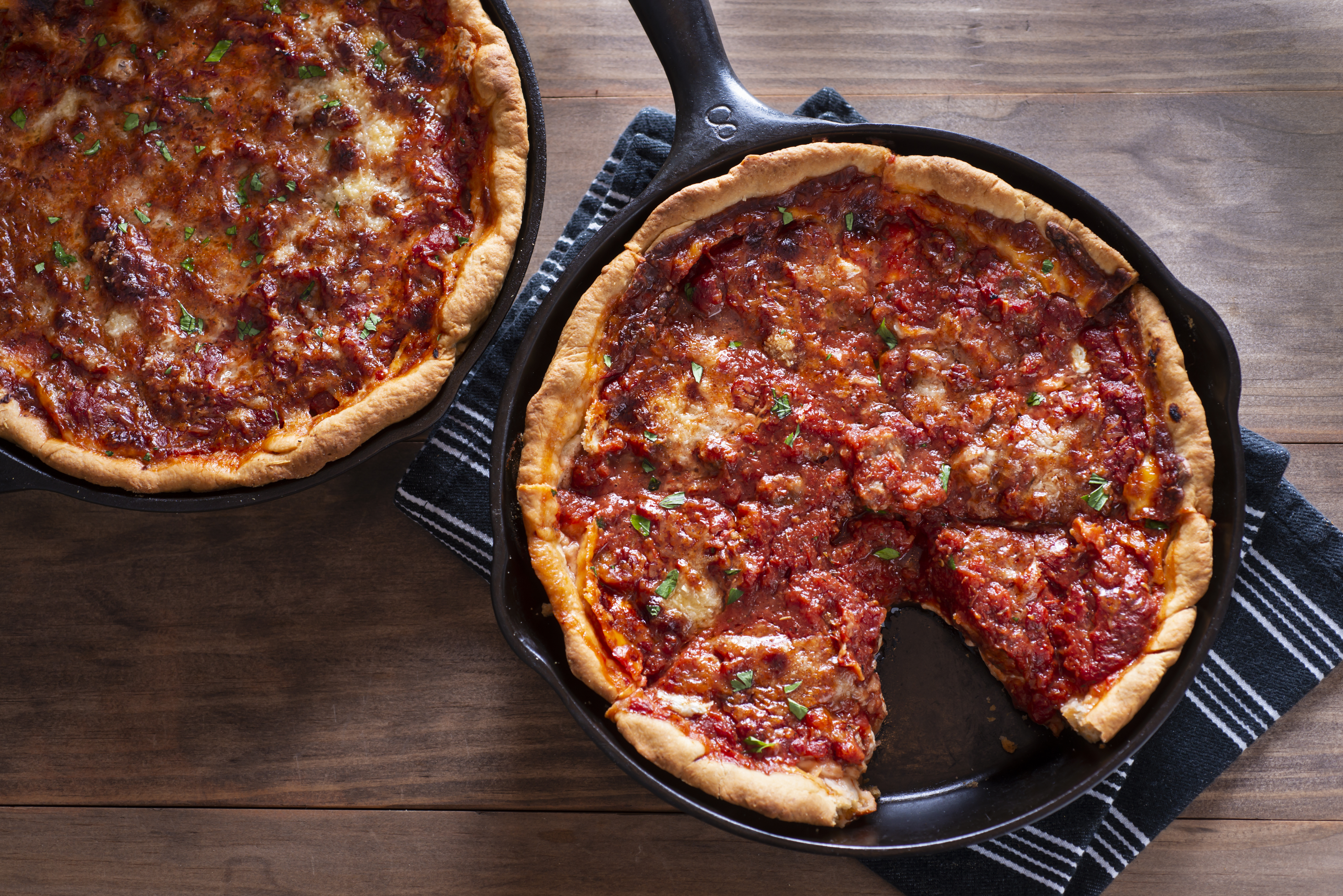 La deep dish pizza, al estilo Chicago, tiene una altura de tres a cuatro centímetros.