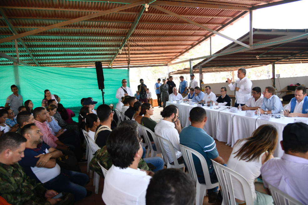 El presidente Iván Duque, ayer con los excombatientes de las Farc en la vereda San José de Oriente, municipio de La Paz, departamento del Cesar.  /  Presidencia