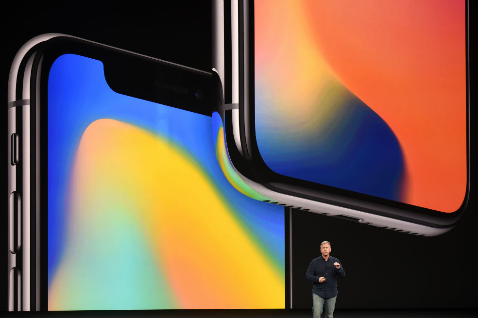 Philip Schiller, vicepresidente senior de marketing mundial de Apple, habla sobre el iPhone X durante un evento en la nueva sede de Apple en Cupertino, California. /AFP