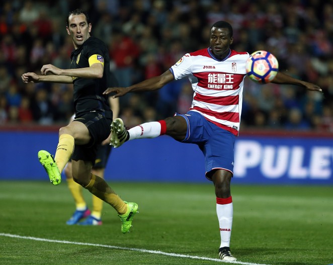 Adrián Ramos abandona la pretemporada del Granada por lesión urológica