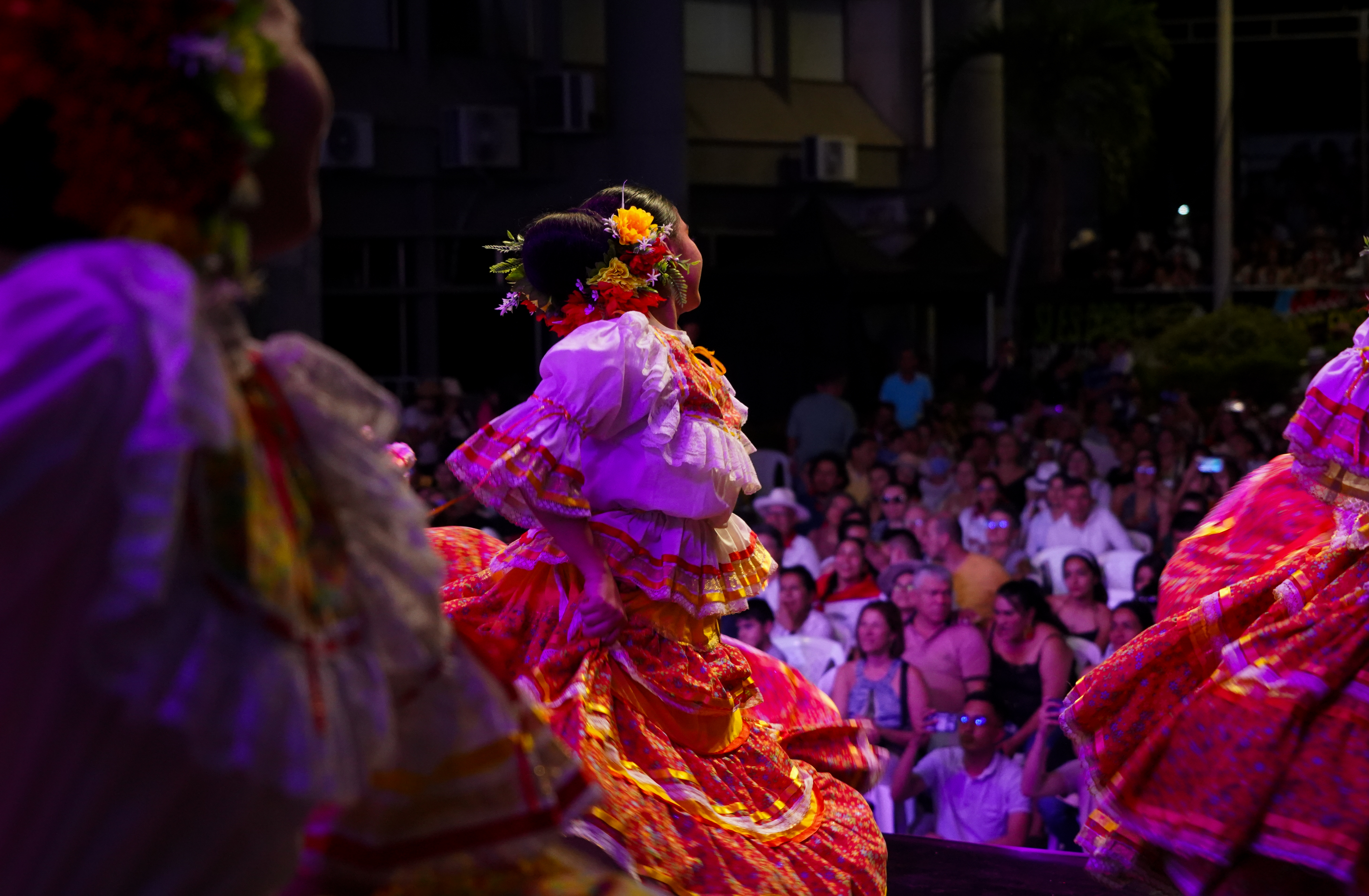 Agrupaciones de distintos municipios como Garzón, Pitalito, La Plata, San Agustín, Neiva y Palermo ofrecieron un recorrido sonoro por el folclor regional, haciendo vibrar al público con tambores, clarinetes, guitarras y redoblantes.