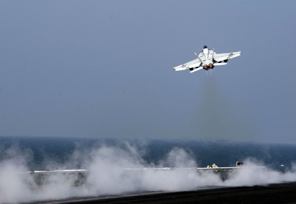Estados Unidos derribó avión sirio, afirmando que atacó a coalición